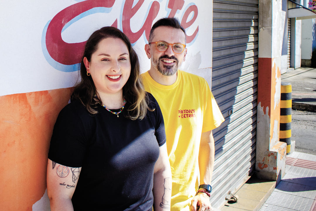 Nicole Castro e Rafael Hoffmann, autores do livro 'Pintores de Letras: Uma viagem pela cultura popular e memória gráfica de Santa Catarina'